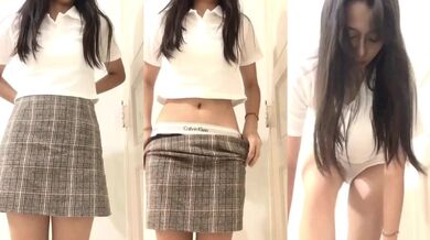 女子学生が服を脱いで体を披露し自撮り