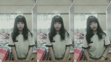 かわいい巨乳の女の子が体を披露