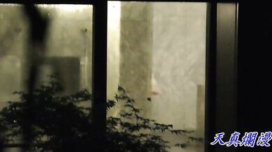 Pan496-pa04-bathvoyeur