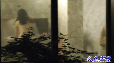 Pan496-pa04-bathvoyeur