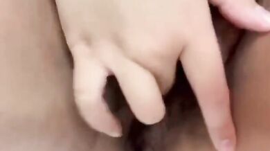 巨乳でぽっちゃりした女の子がオナニーする