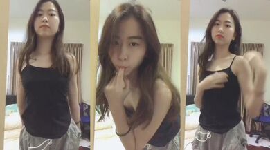 Nữ sinh trung học lột đồ và chụp selfie 23