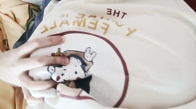 巨乳妹妹抓奶自拍