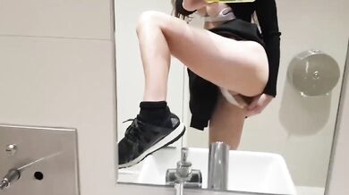 Cô gái New Zealand ngực lớn chụp ảnh tự sướng trong phòng tắm, dải và thủ dâm