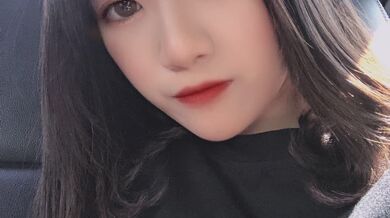 対照的に貧乳の少女が尻の穴で遊ぶ