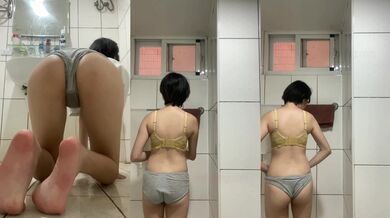 拒食症のショートヘアの少女がバスルームを散歩する