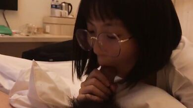 大きなメガネのガールフレンドのフェラチオ一人称視点