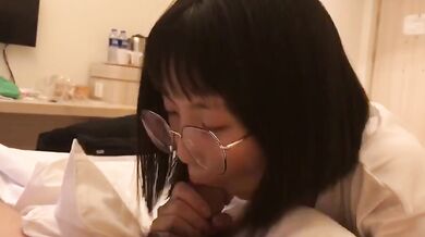 大きなメガネのガールフレンドのフェラチオ一人称視点