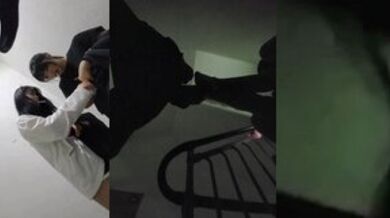 韓国のGゴッドが2人の女の子を階段でフェラチオさせる