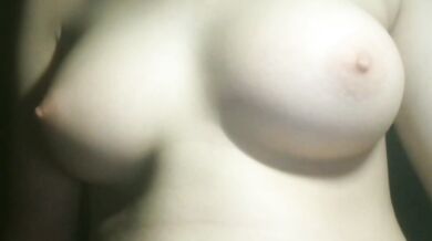 巨乳で小柄な女の子が胸を揉んでオナニーする