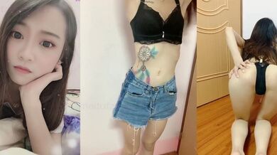 可愛い女の子が自分のオマンコを絞め殺し、蝶のようなオマンコを広げる