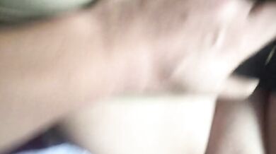 叔父の黒いチンポが処女の無毛のタイトなオマンコをファックする