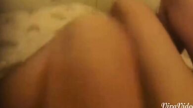 美しい女の子がセックスパートナーとセックスをしながら、腰と腰を狂ったようにひねりながら喘ぎながら自撮りをする（1）