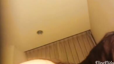 美しい女の子がセックスパートナーとセックスをしながら、腰と腰を狂ったようにひねりながら喘ぎながら自撮りをする（1）