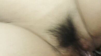 妹は兄に打ちのめされ、痛みで泣き止むためにタオルを噛んだ