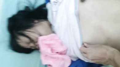 妹は兄に打ちのめされ、痛みで泣き止むためにタオルを噛んだ