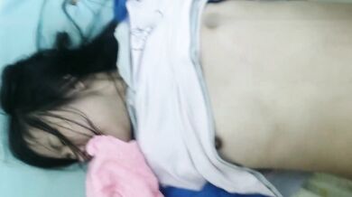 妹は兄に打ちのめされ、痛みで泣き止むためにタオルを噛んだ