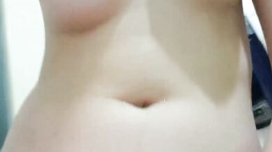 Học sinh trung học cơ sở thủ dâm khi tắm, xoa ngực, sờ lồn và kéo dây