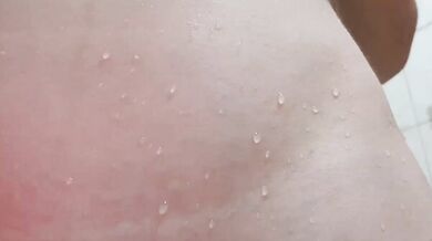 Học sinh trung học cơ sở thủ dâm khi tắm, xoa ngực, sờ lồn và kéo dây