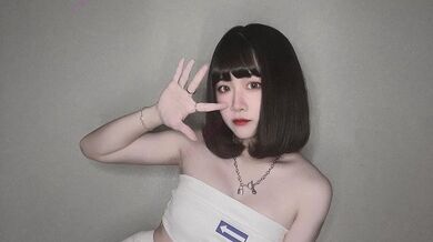 Contrast sweet short-haired girl selfie collection