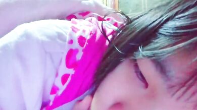 かわいい妹が彼氏に自撮り写真を送る