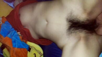 妹が酔って寝ている間に兄が下着を脱いでびしょ濡れマンコを犯した(3)