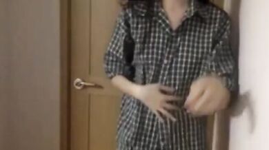 学生の郭さんはストリップしながら自撮りをする