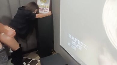 My colleague is not at home, so I seduce my wife to sing and fuck at KTV