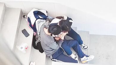 偷窺高中情侶樓道挖穴