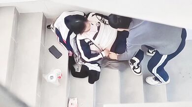 偷窺高中情侶樓道挖穴