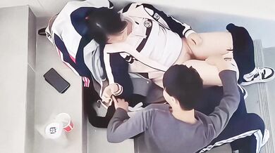 偷窺高中情侶樓道挖穴