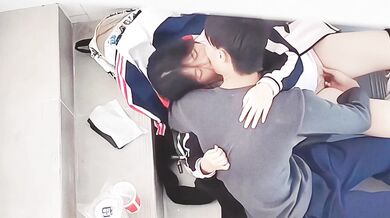 偷窺高中情侶樓道挖穴