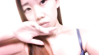 巨乳のふしだらな女がバナナをこすり、彼女のマンコを潮吹きする