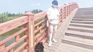 橋の上で露出するJKビッチを調教