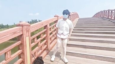 橋の上で露出するJKビッチを調教