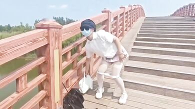 橋の上で露出するJKビッチを調教