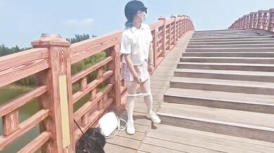 橋の上で露出するJKビッチを調教