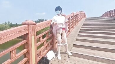 橋の上で露出するJKビッチを調教