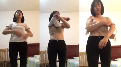 cô gái trẻ cởi đồ