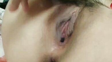 ベッドで喫煙しているマンコを見せている