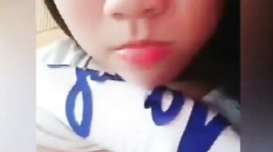 大奶妹子床上露奶自拍