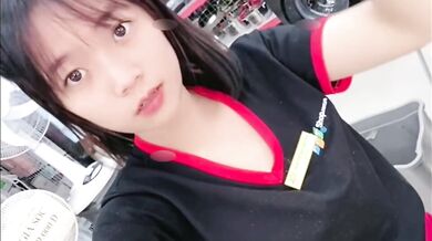 有名携帯ショップの可愛い店員がトップレス