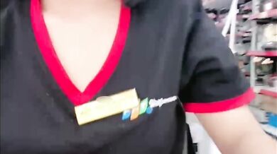 有名携帯ショップの可愛い店員がトップレス