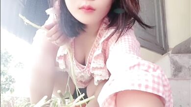 有名携帯ショップの可愛い店員がトップレス