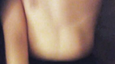 Chị em quan hệ tình dục tại nhà, chị gái bảo không được xuất tinh vào trong, anh trai vào trong