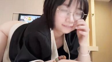 眼鏡母狗愛自慰-1