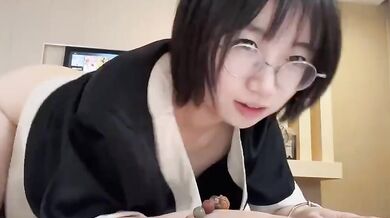 Con đĩ đeo kính thích thủ dâm-1