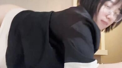 Con đĩ đeo kính thích thủ dâm-1