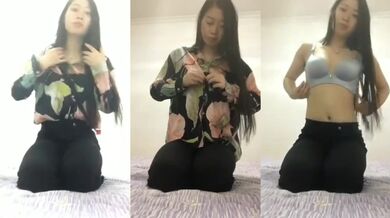 Chị gái xinh đẹp cởi đồ và thủ dâm