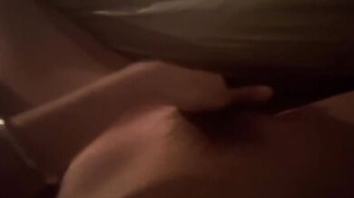 キルトの下でマンコを触る自撮り